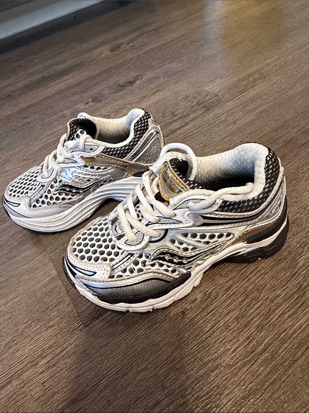Saucony Toddler White and Gold Athletic Sneakers size 7M